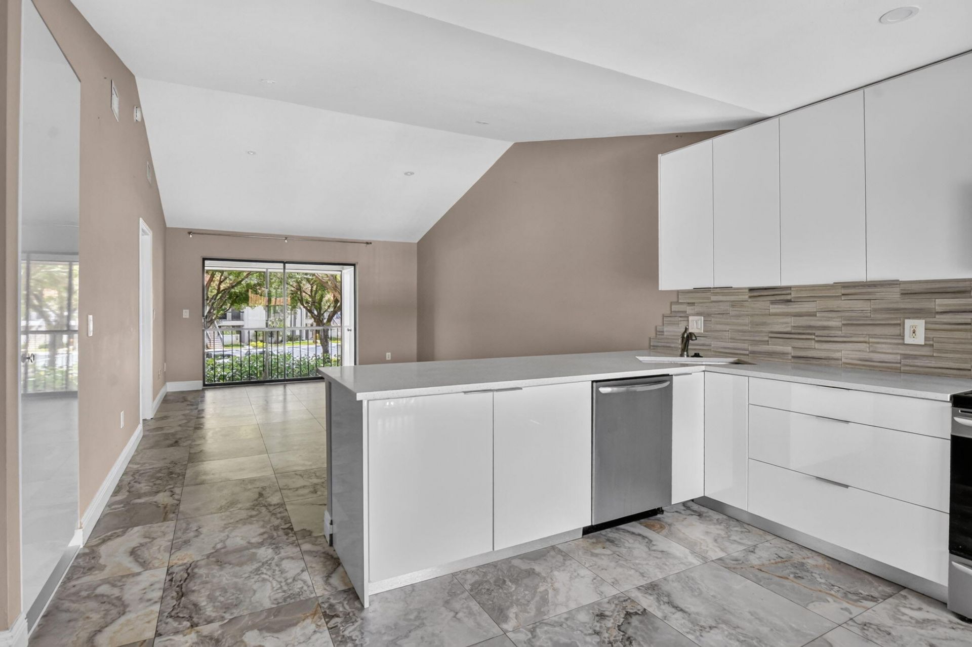 301 Club Circle, Unit 208, Boca Raton, FL 33487 Photo