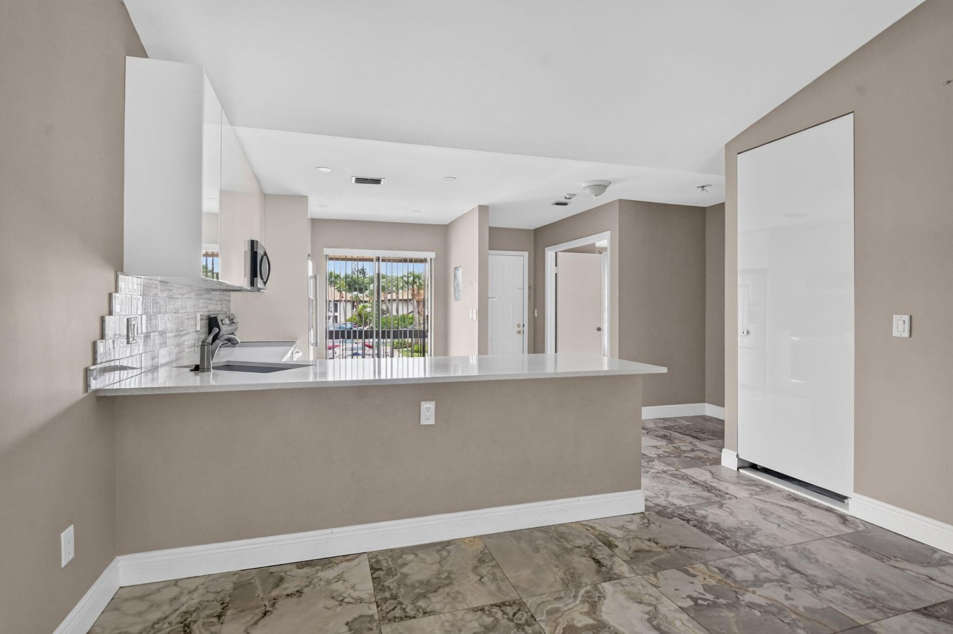 301 Club Circle, Unit 208, Boca Raton, FL 33487 Photo