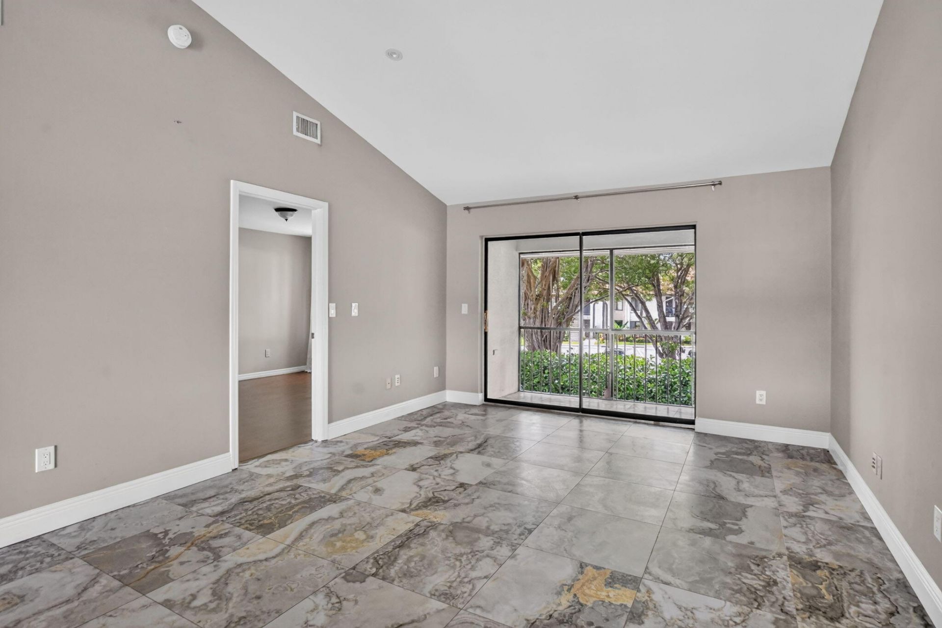 301 Club Circle, Unit 208, Boca Raton, FL 33487 Photo