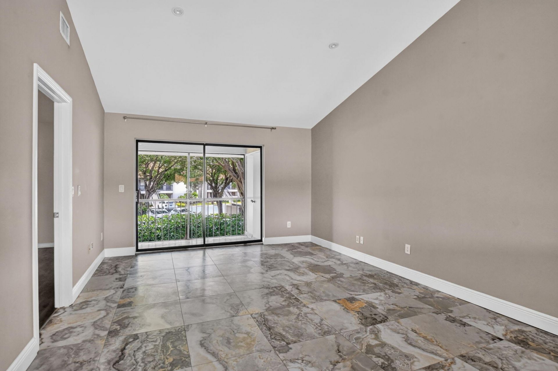 301 Club Circle, Unit 208, Boca Raton, FL 33487 Photo