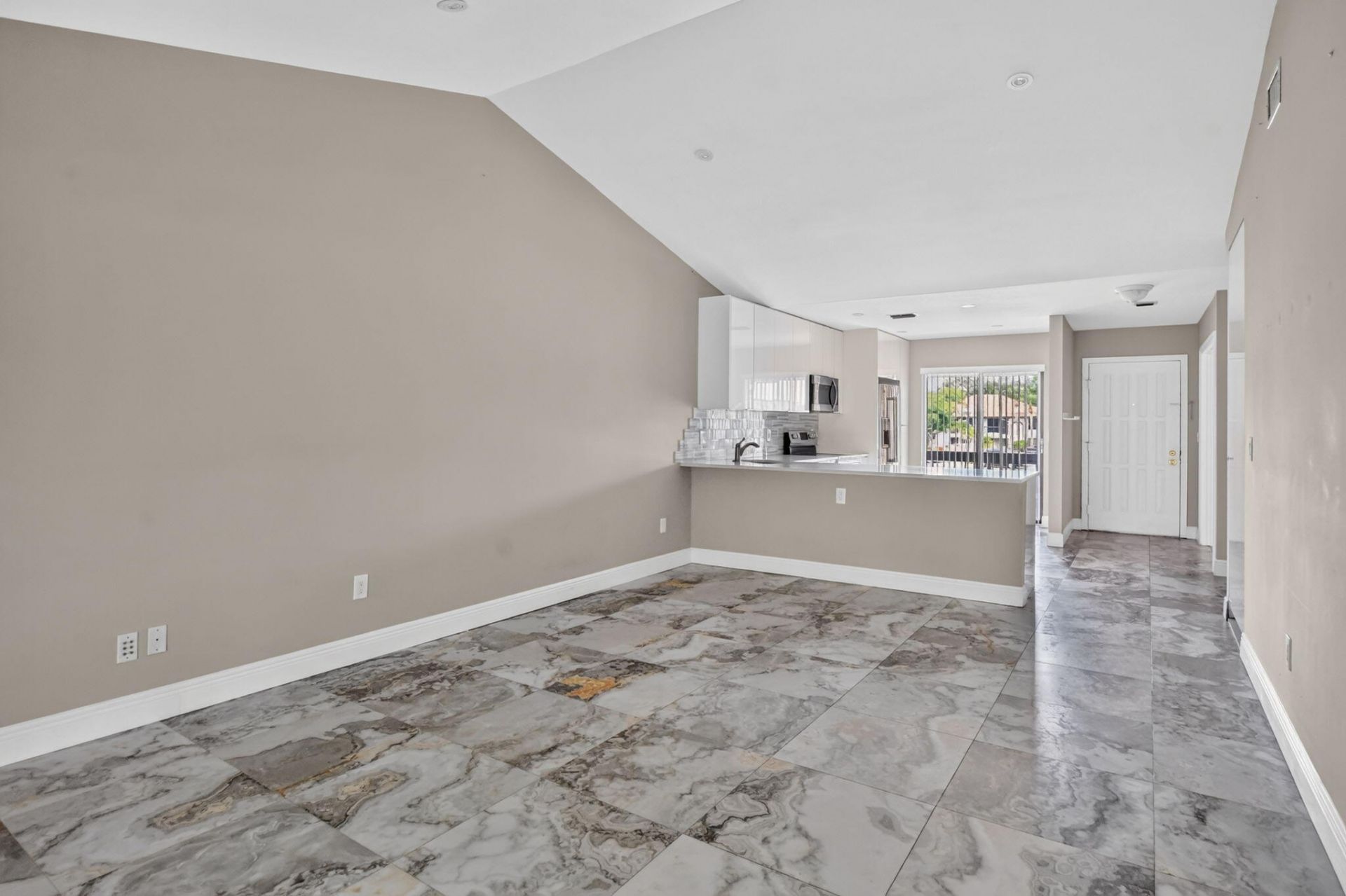 301 Club Circle, Unit 208, Boca Raton, FL 33487 Photo