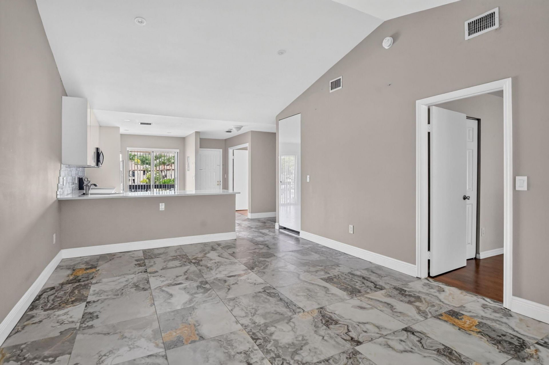 301 Club Circle, Unit 208, Boca Raton, FL 33487 Photo