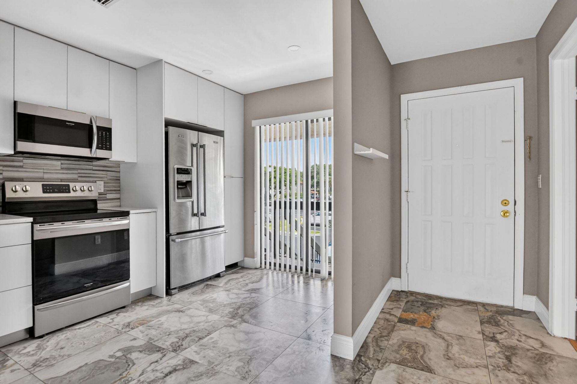 301 Club Circle, Unit 208, Boca Raton, FL 33487 Photo