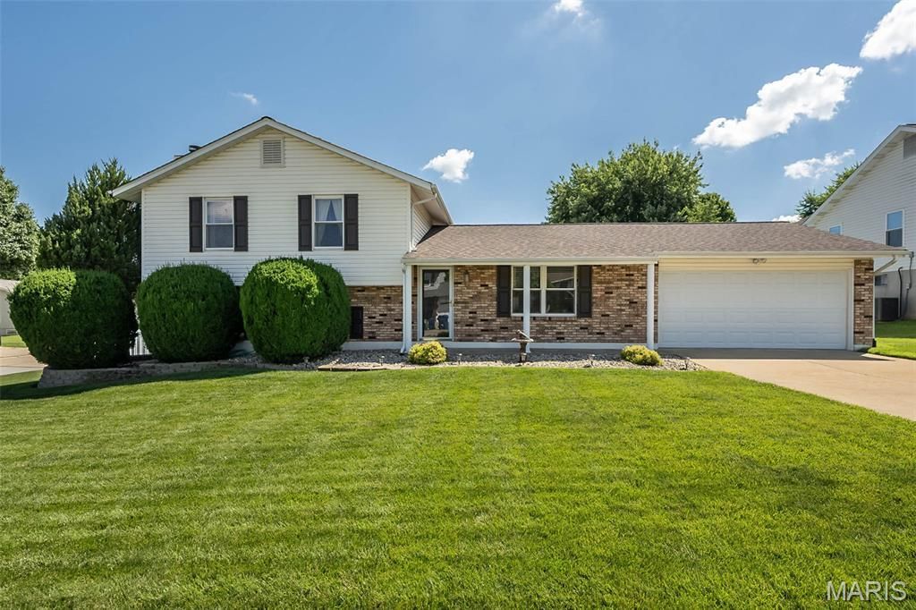 1716 Sun Drop Drive, Saint Charles, MO 63303 Main Photo
