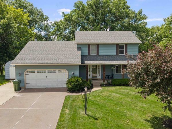 105 Shawnee Circle , Eldridge, IA 52478