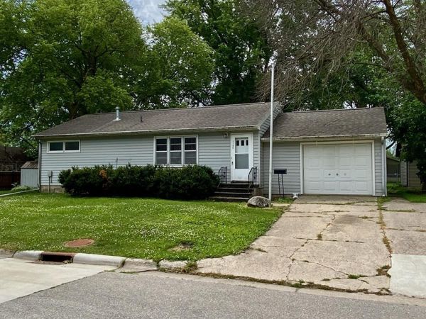 1105 8Th Avenue Court S, Clear Lake, IA 50428