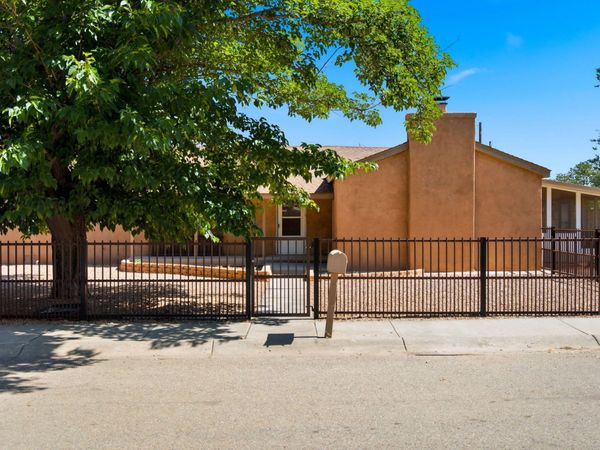 105 Green Valley Road NW, Albuquerque, NM 87107