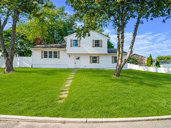 18 Joyce Drive , Riverhead, NY 11901