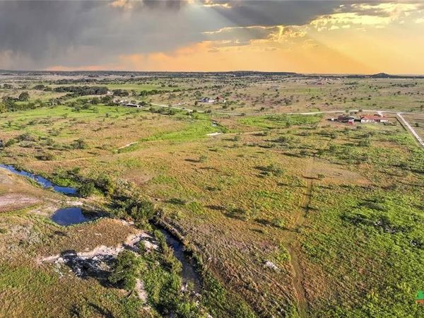 9 County Road 2323 , Lampasas, TX 76550