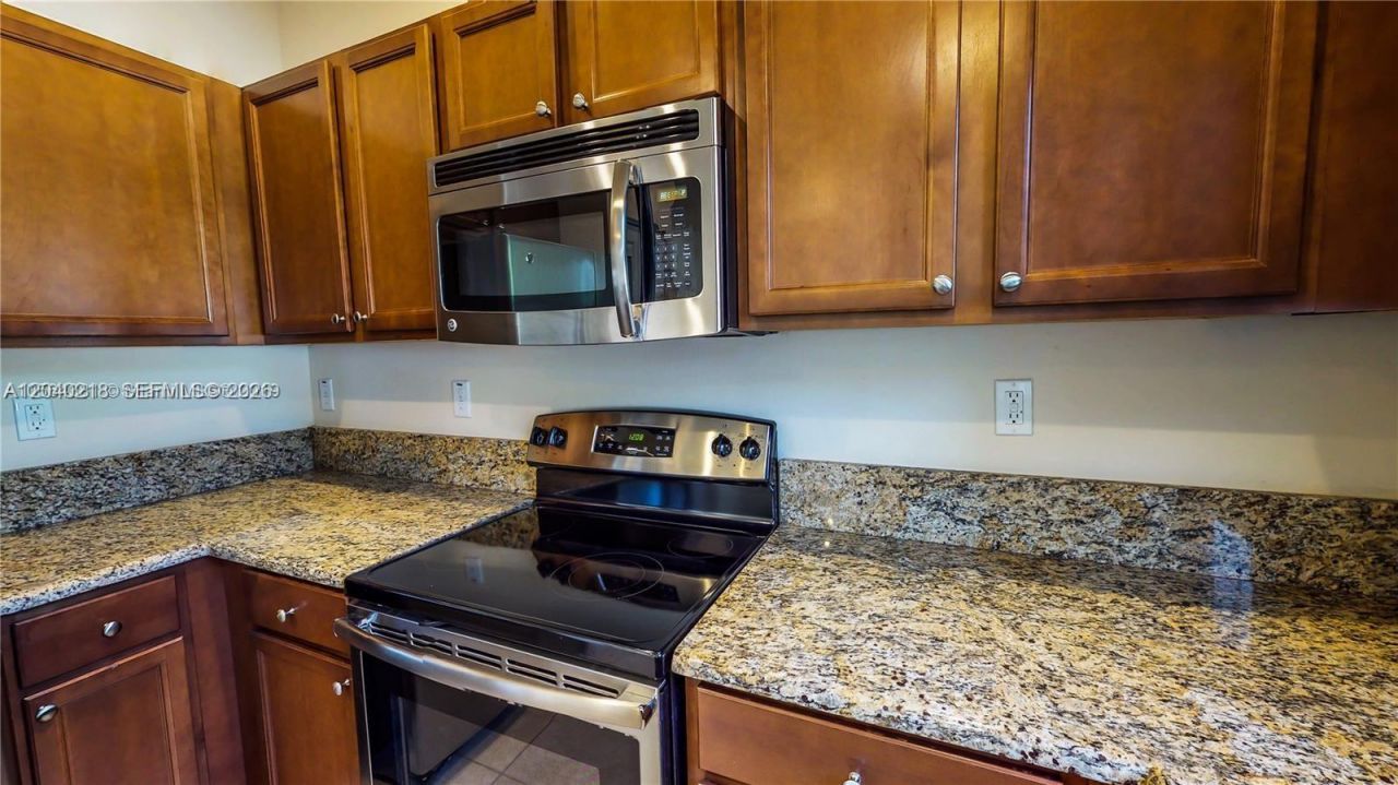 9073 W 33rd Ave, Hialeah, FL 33018 Photo