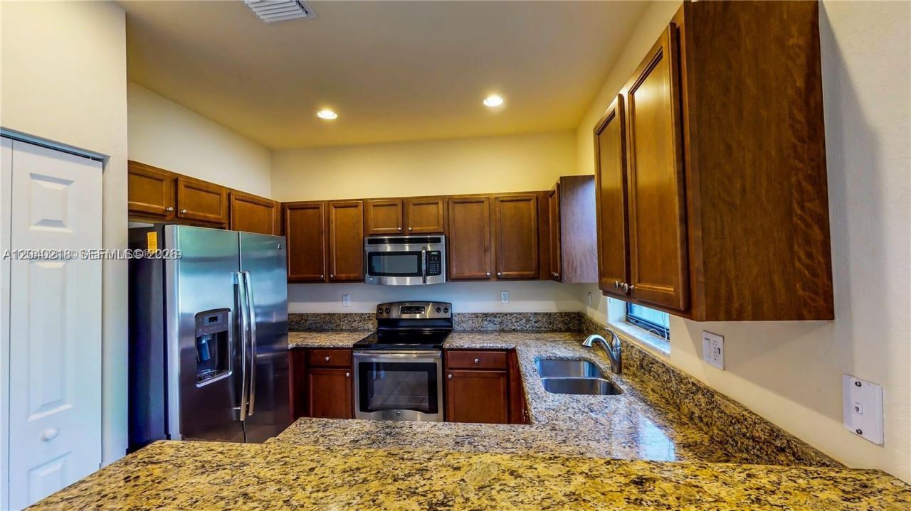 9073 W 33rd Ave, Hialeah, FL 33018 Photo