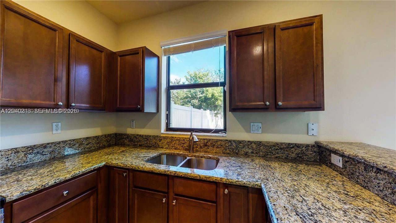 9073 W 33rd Ave, Hialeah, FL 33018 Photo