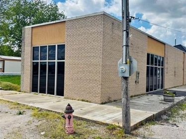 100 NE 2nd Street, Hardin, MO 64035