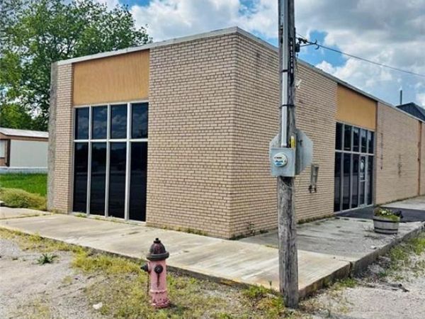 100 NE 2nd Street, Hardin, MO 64035