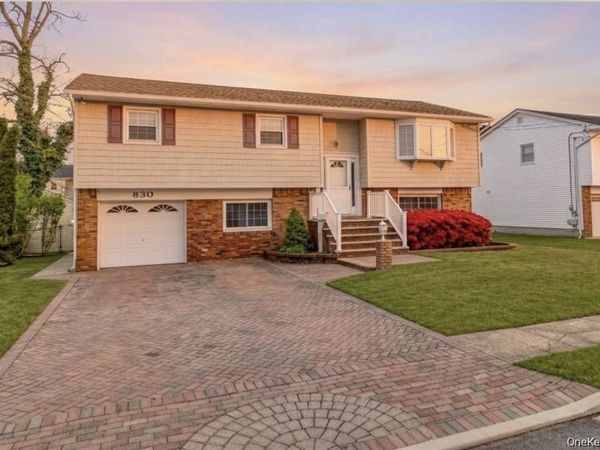830 N Broome Avenue , Lindenhurst, NY 11757