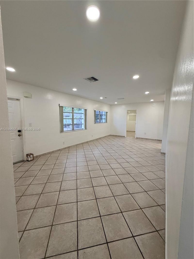 561 W 39th St , Unit n/a, Hialeah, FL 33012 Photo