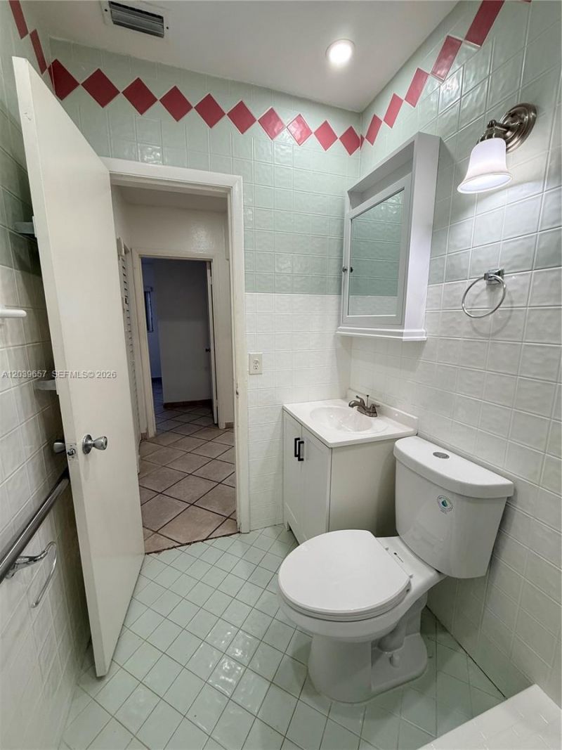 561 W 39th St , Unit n/a, Hialeah, FL 33012 Photo