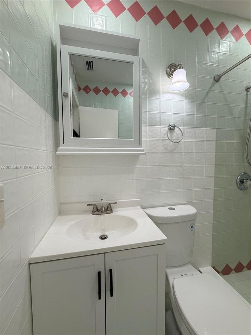 561 W 39th St , Unit n/a, Hialeah, FL 33012 Photo