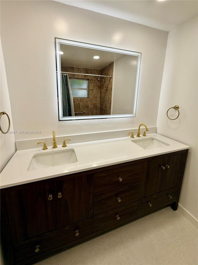 561 W 39th St , Unit n/a, Hialeah, FL 33012 Photo