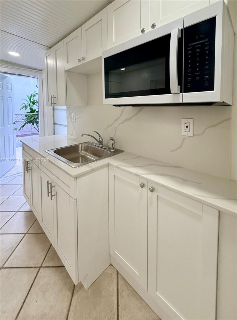 561 W 39th St , Unit n/a, Hialeah, FL 33012 Photo