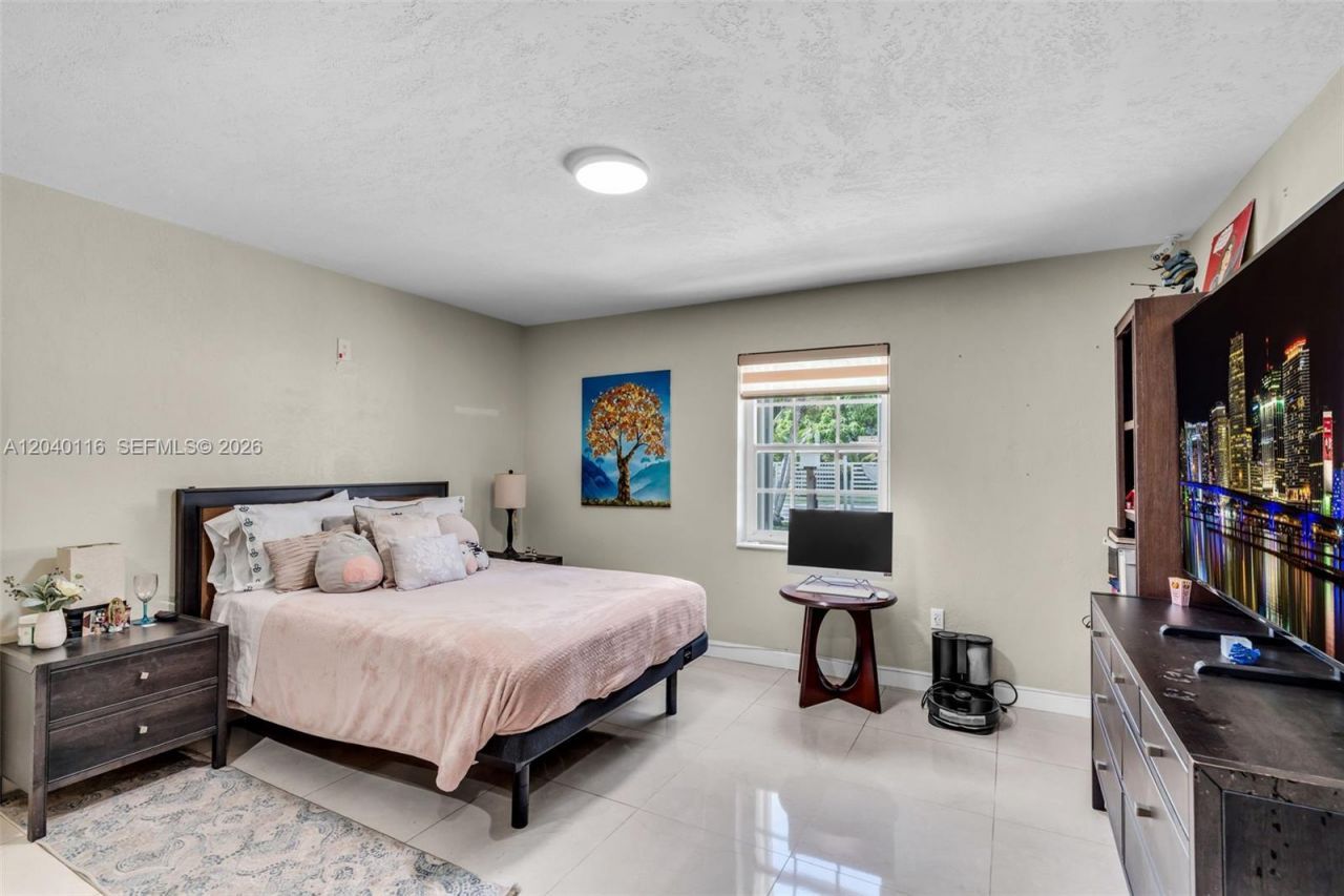 302 NW 100th St , Miami, FL 33150 Photo