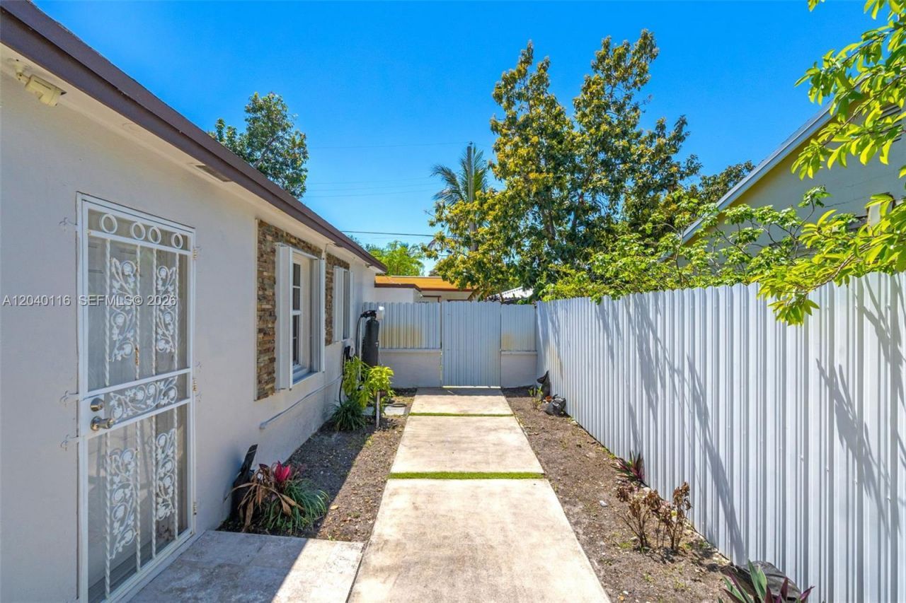 302 NW 100th St , Miami, FL 33150 Photo