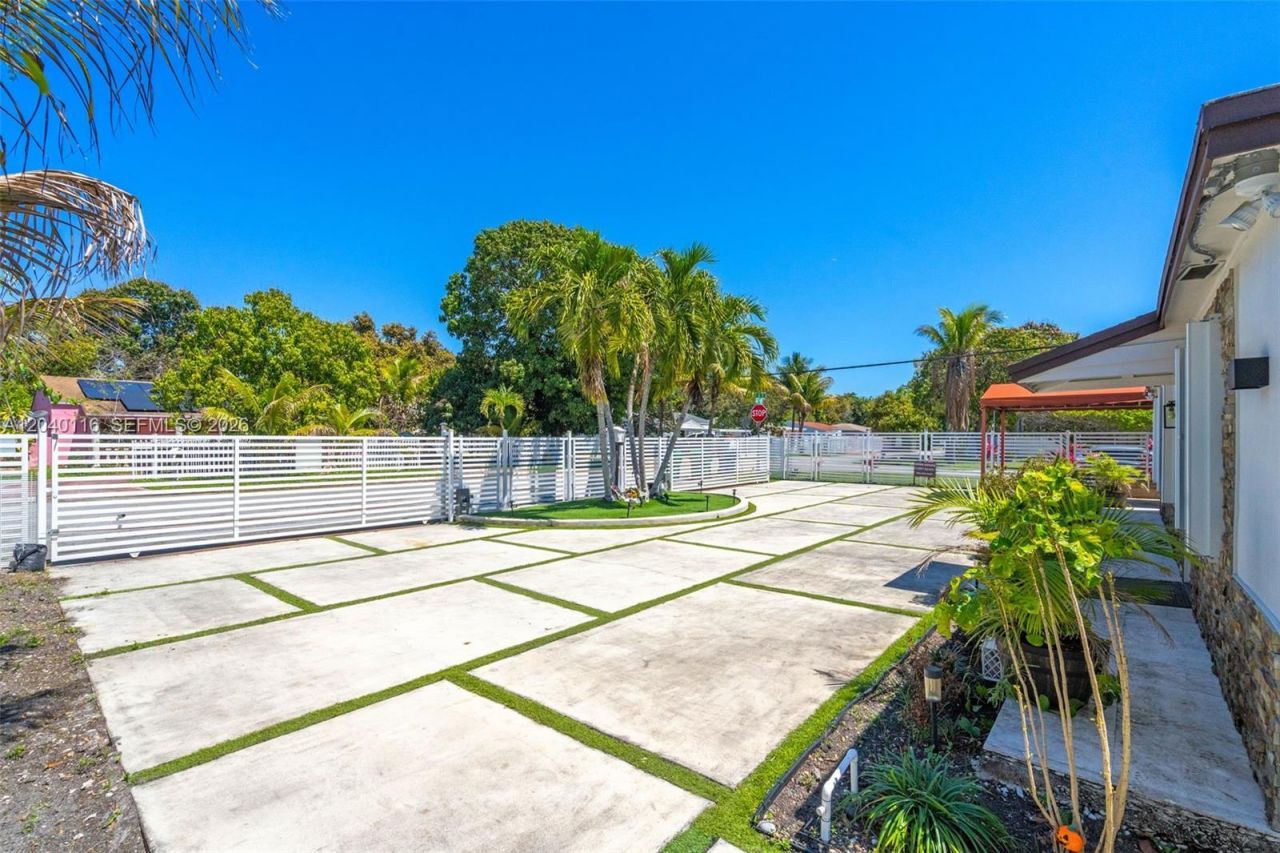 302 NW 100th St , Miami, FL 33150 Photo