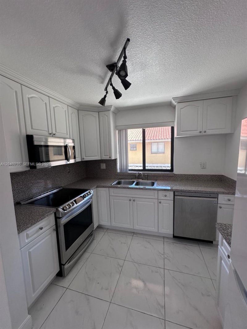 2740 W 61st St , Unit 204, Hialeah, FL 33016 Photo