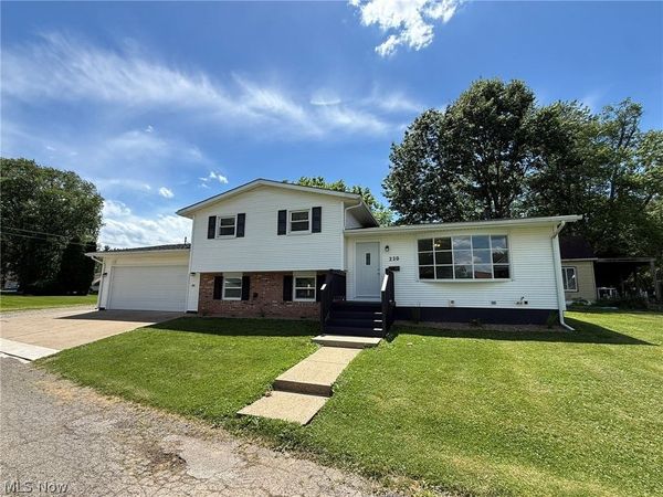220 W 11th Street , Uhrichsville, OH 44683