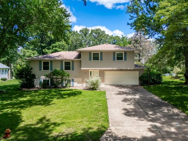 516 W Mulberry Lane, Long Grove, IA 52756