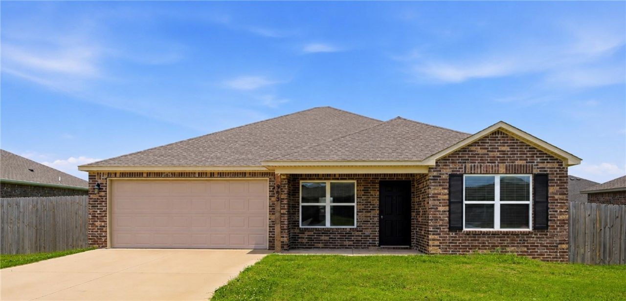 905 W Tanner Drive, Siloam Springs, AR 72761 Main Photo