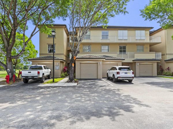 2060 Greenview Shores Boulevard, Unit 318, Wellington, FL 33414