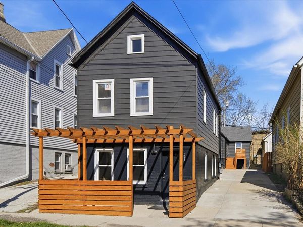 1850 N Warren AVENUE, Milwaukee, WI 53202