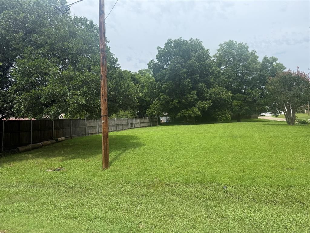000 Manson Street, Wolfe City, TX 75496 Main Photo