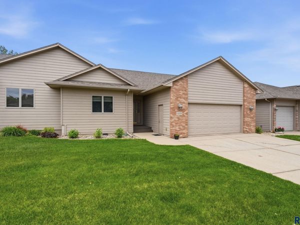 3205 S Lupine Pl, Sioux Falls, SD 57110