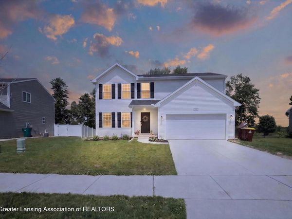 882 Saint Johns Chase, Grand Ledge, MI 48837