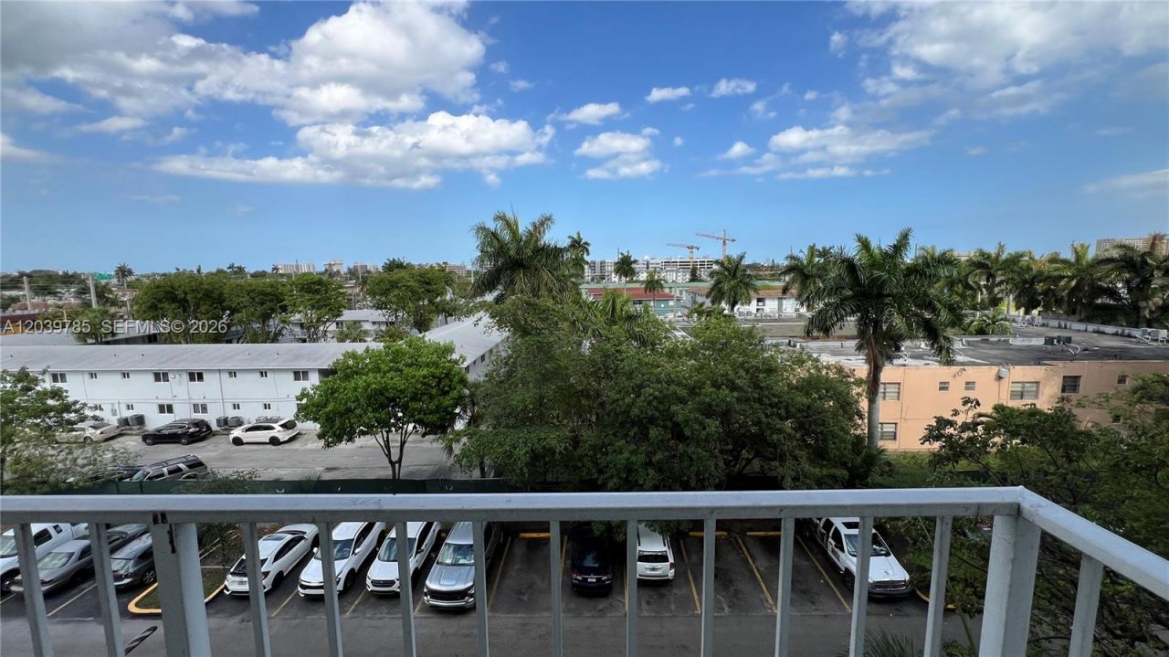 4550 NW 9th St, Unit 516E, Miami, FL 33126 Photo
