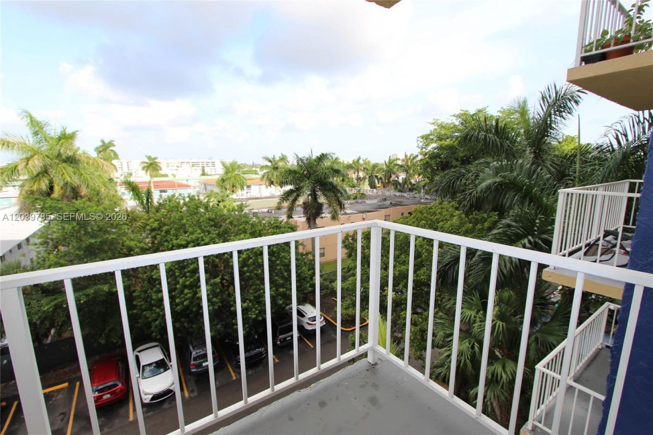 4550 NW 9th St, Unit 516E, Miami, FL 33126 Photo