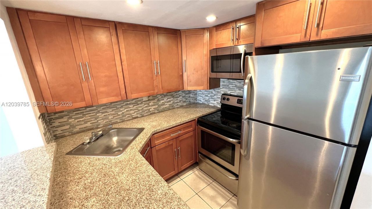 4550 NW 9th St, Unit 516E, Miami, FL 33126 Photo