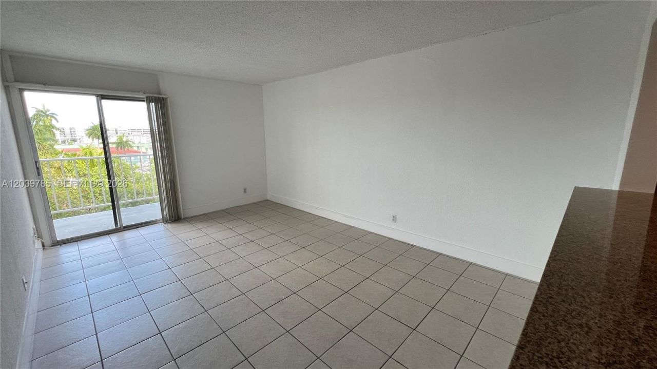4550 NW 9th St, Unit 516E, Miami, FL 33126 Photo