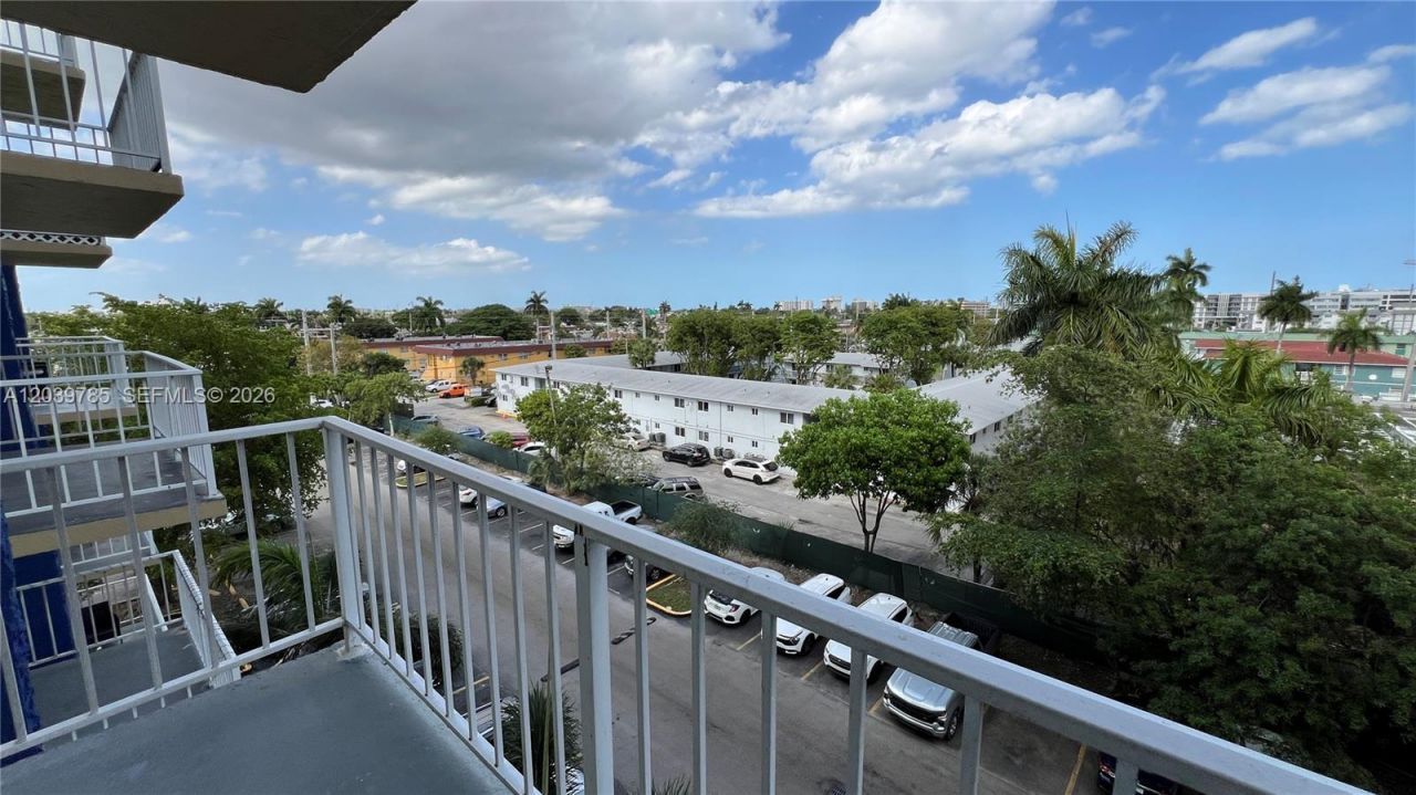 4550 NW 9th St, Unit 516E, Miami, FL 33126 Photo