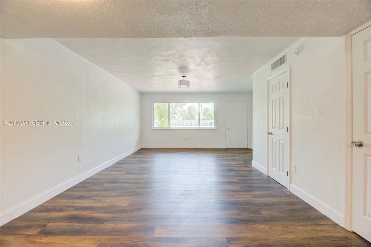 1450 NE 151st St, Unit 101, Miami, FL 33162 Photo
