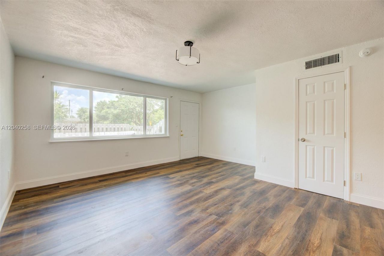 1450 NE 151st St, Unit 101, Miami, FL 33162 Photo