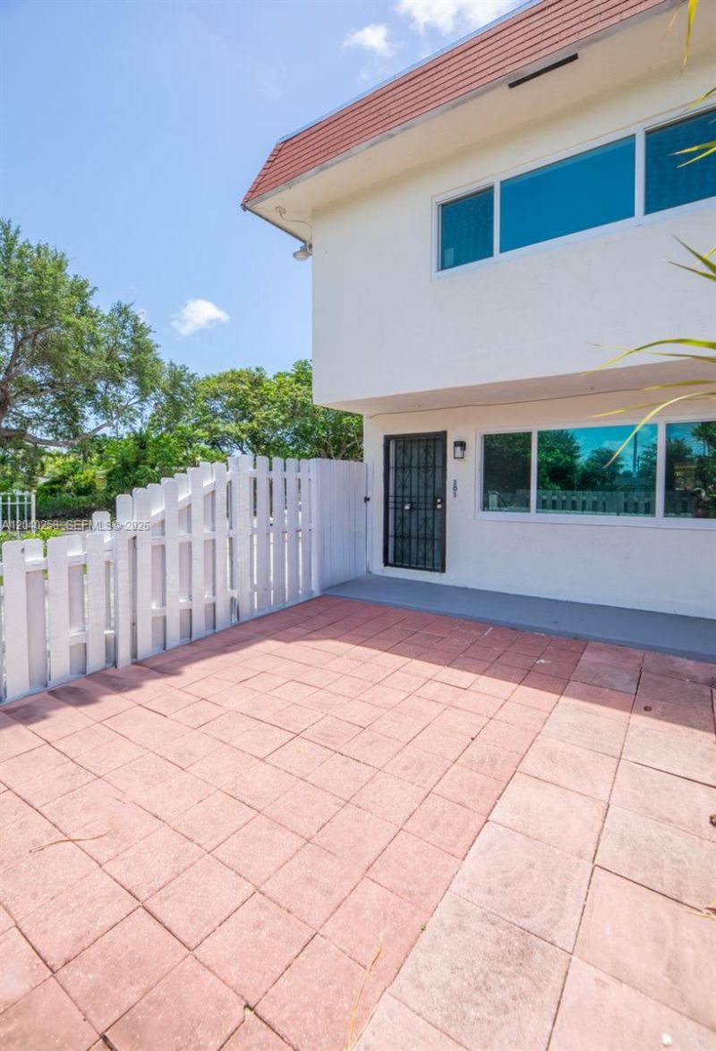 1450 NE 151st St, Unit 101, Miami, FL 33162 Photo