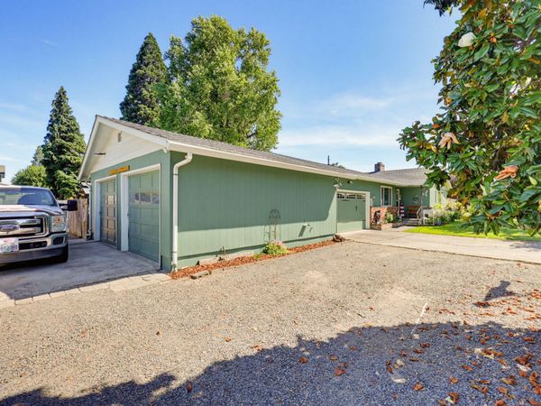 1130 Crest Drive, Central Point, OR 97502