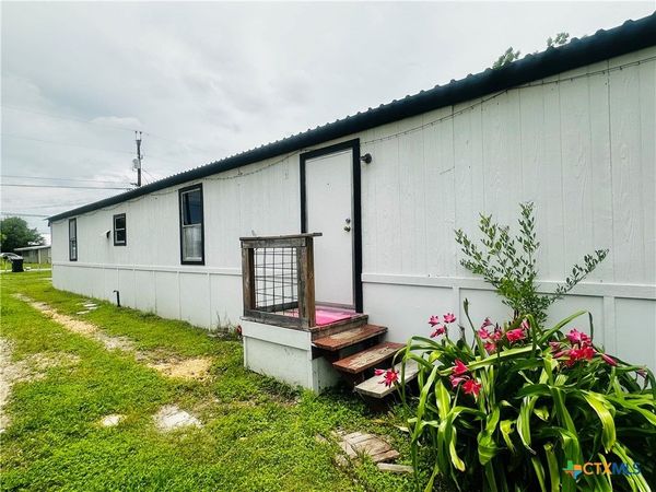217 E Schulz Street , Marion, TX 78124