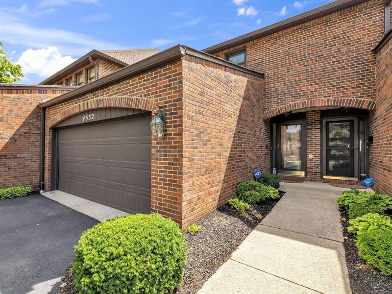 4532 Carriage Hill Lane, Columbus, OH 43220 Photo 2