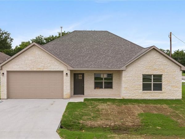 209 W Bonham Street , Tom Bean, TX 75489