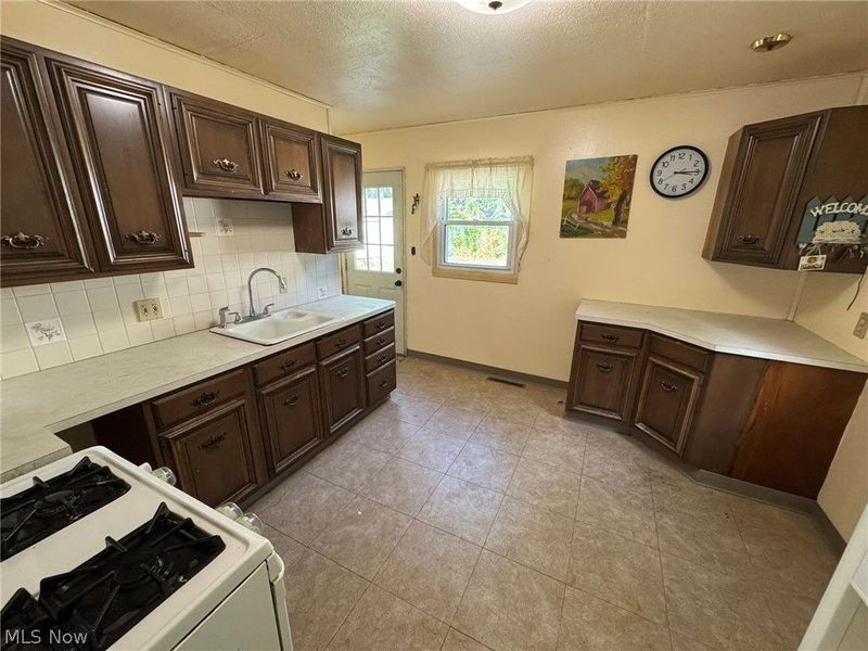 766 Valdes Avenue, Akron, OH 44320 Photo 6