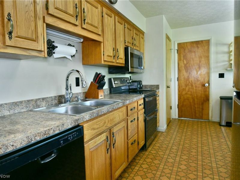 2484 Mahan Denman Road, Cortland, OH 44410 Photo 15